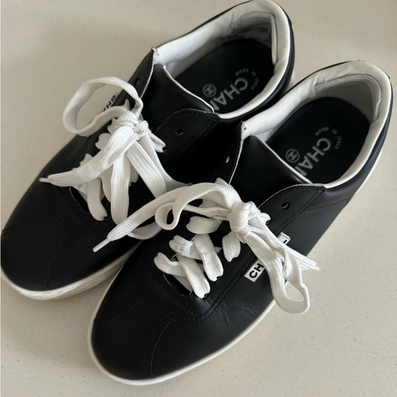 CHANEL black and white leather sneakers size 36.5 - Picture 2 of 10
